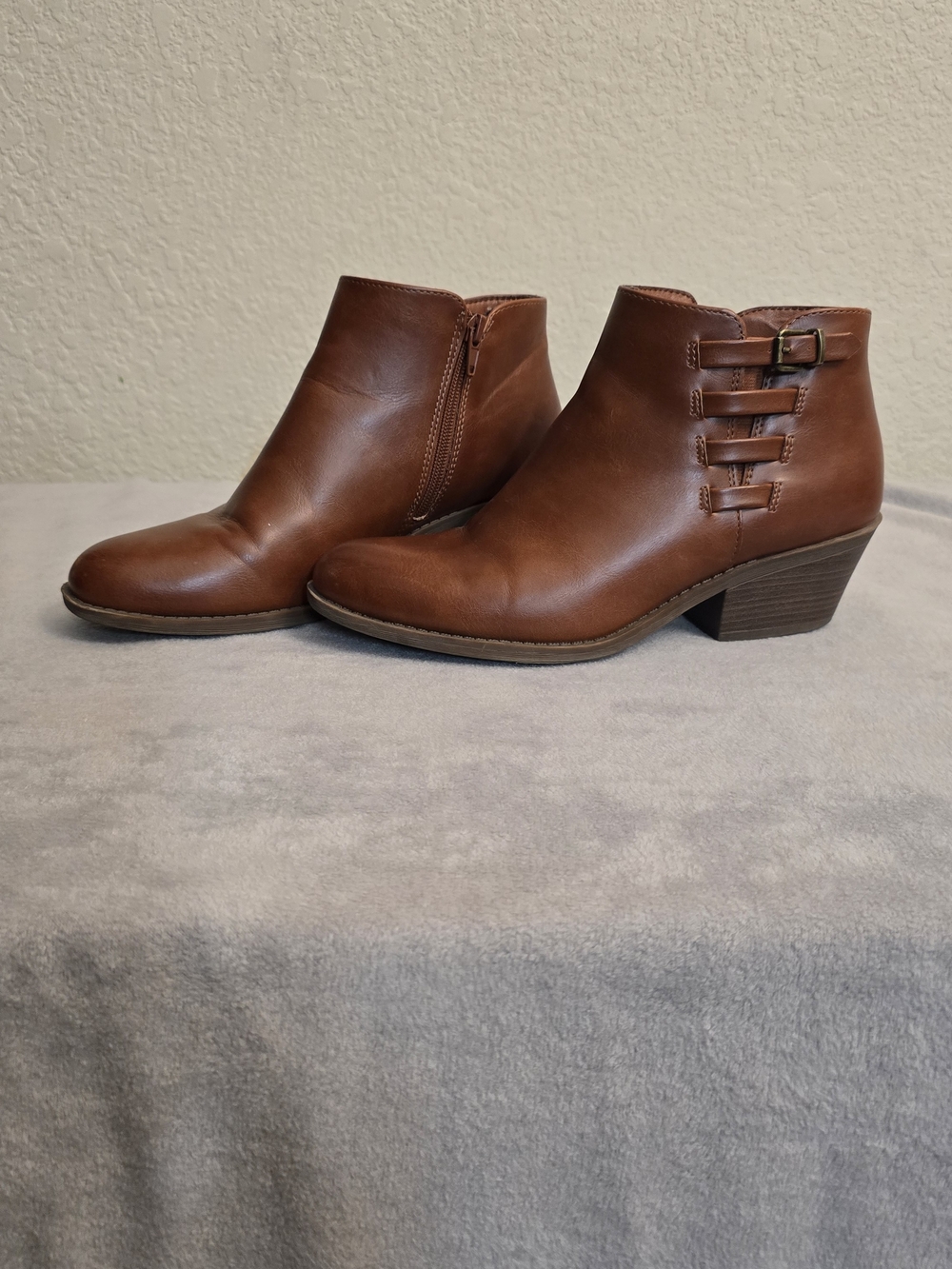 FRYE AND CO. Chestnut Brown Leather Ankle Booties with Side Buckle Detail Size 8